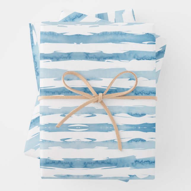 Feuille De Papier Cadeau Aquarelle marine bleu blanc peint rayé (En situation)
