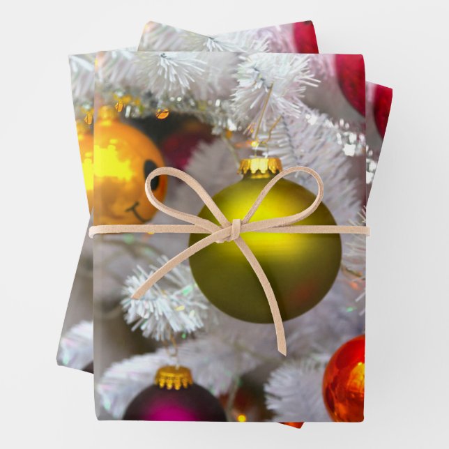 Feuille De Papier Cadeau Arbre De Noël Blanc Aux Baubles Colorés (En situation)