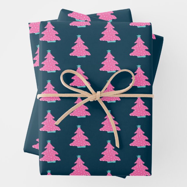 Feuille De Papier Cadeau Arbres de Noël rose contemporain sur bleu marine (En situation)