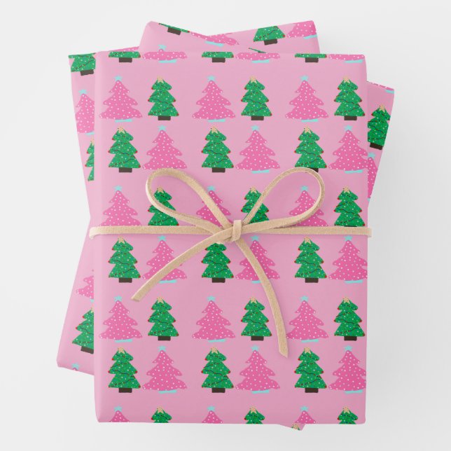 Feuille De Papier Cadeau Arbres de Noël verts et roses (En situation)