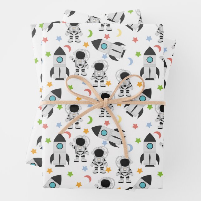 Feuille De Papier Cadeau Astronaut et Motif spatial de fusée (En situation)