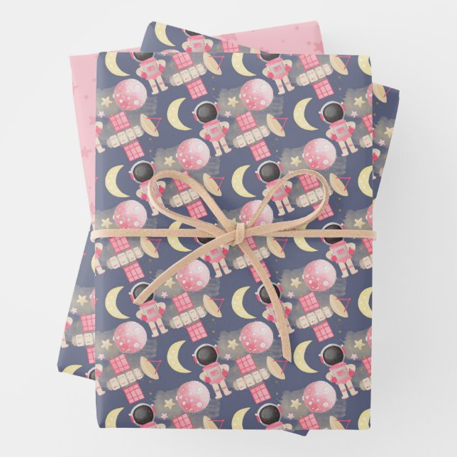 Feuille De Papier Cadeau Astronaut Motif de fille spatiale (En situation)