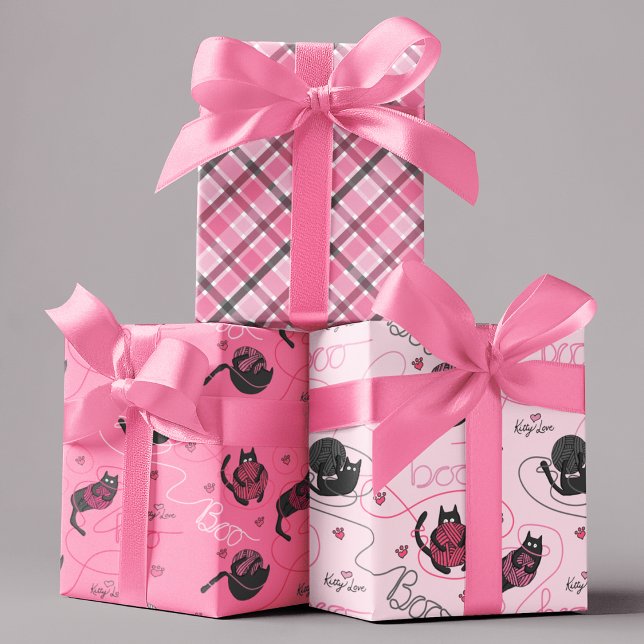 Feuille De Papier Cadeau Boo rose Kitty Love Kittens et Yarn Kids (Cute Set of Spooky Playful Kittens Playing with Pink Yarn that Spells "Boo". Pink and Black Plaid.)