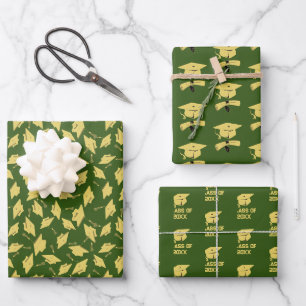 Feuille De Papier Cadeau Casquettes d'or de la fête de graduation sur le pa