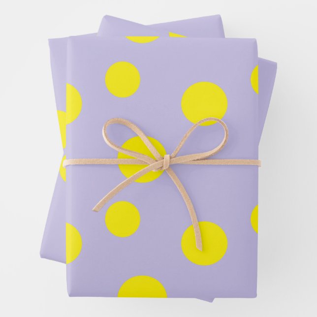 Feuille De Papier Cadeau Cercles jaunes sur motif pourpre (En situation)