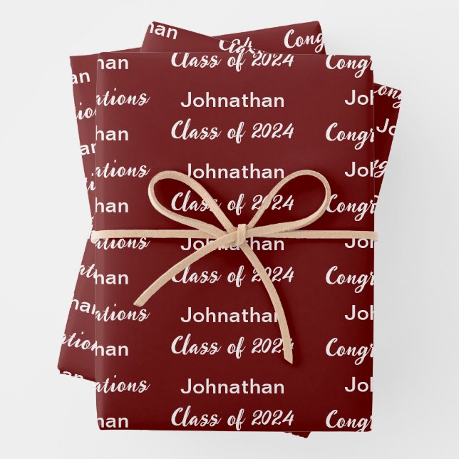 Feuille De Papier Cadeau Classe de 2024 Dark Red Félicitations Grand Nom (En situation)