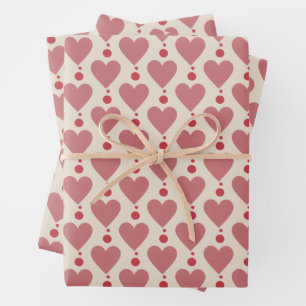 Feuille De Papier Cadeau Coeurs roses poussiéreux et points rouges sur la c