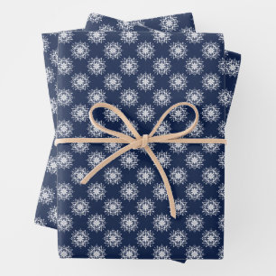 Feuille De Papier Cadeau Conception d'un flocon de neige givré sur un ciel 