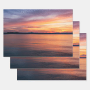 Feuille De Papier Cadeau Coucher de soleil orange et violet sur une photogr
