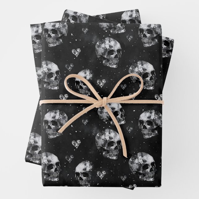 Feuille De Papier Cadeau Crânes occultes gothiques avec Coeurs (En situation)