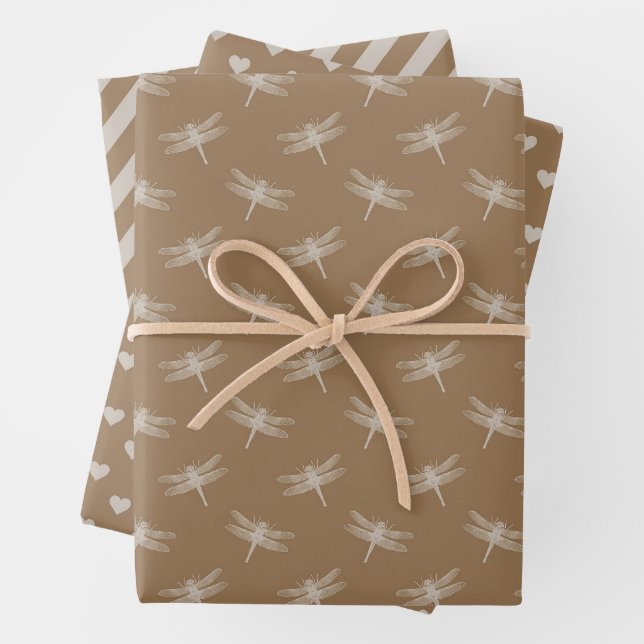 Feuille De Papier Cadeau Crème Brown libellules Coeurs Carreaux (En situation)