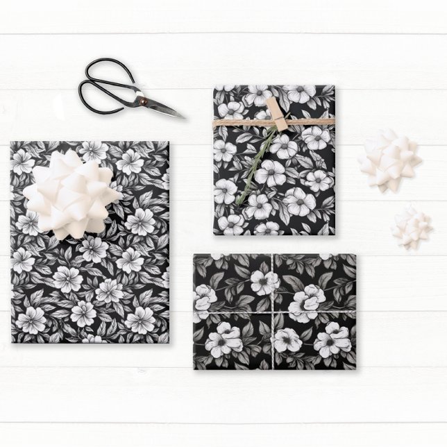 Feuille De Papier Cadeau Élégant floral noir et blanc (Pretty floral black and white gift wrap will make your gift stand out from the rest.)