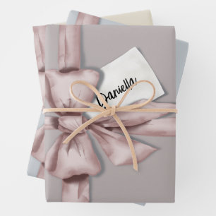 Feuille De Papier Cadeau Enveloppé dans un arc rose