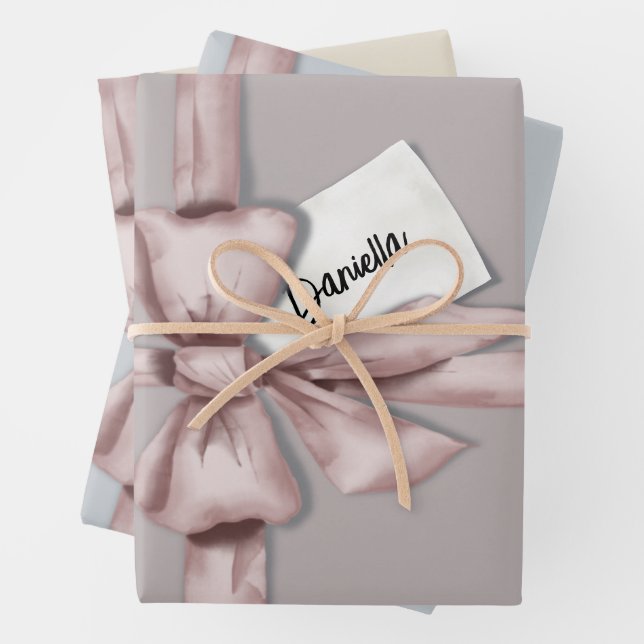 Feuille De Papier Cadeau Enveloppé dans un arc rose (En situation)