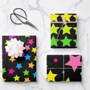 Feuille De Papier Cadeau Étoiles en néon coloré sur noir