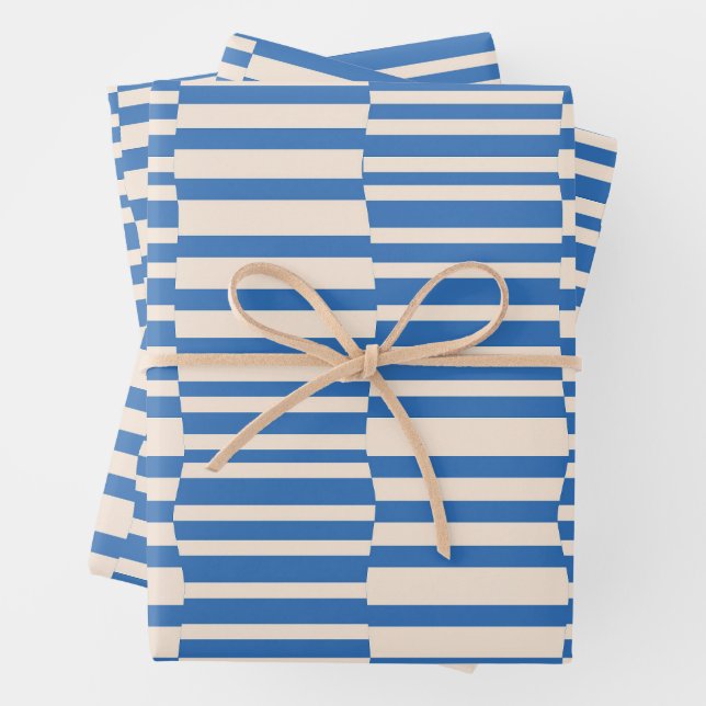 Feuille De Papier Cadeau Fâcheux rayures en ivoire et bleu (En situation)