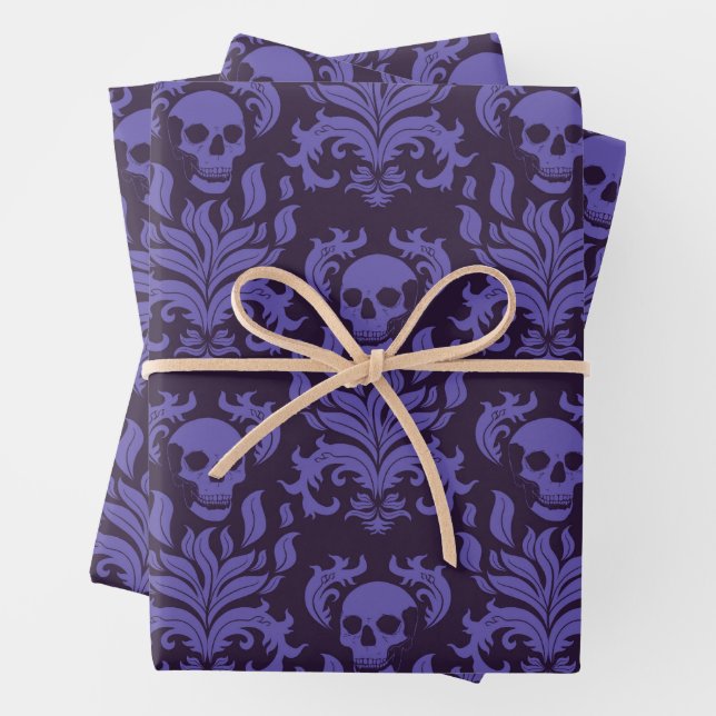 Feuille De Papier Cadeau Flamme crânienne Damas dans les tons moody violet (En situation)