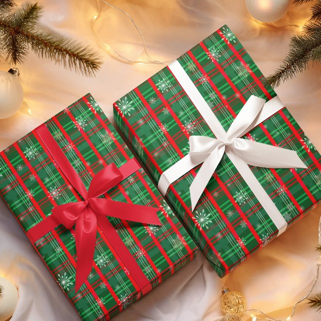 Feuille De Papier Cadeau Flèches de neige de Noël vert plaid (Wrap your gifts in festive green plaid, spreading holiday warmth and cheer!)