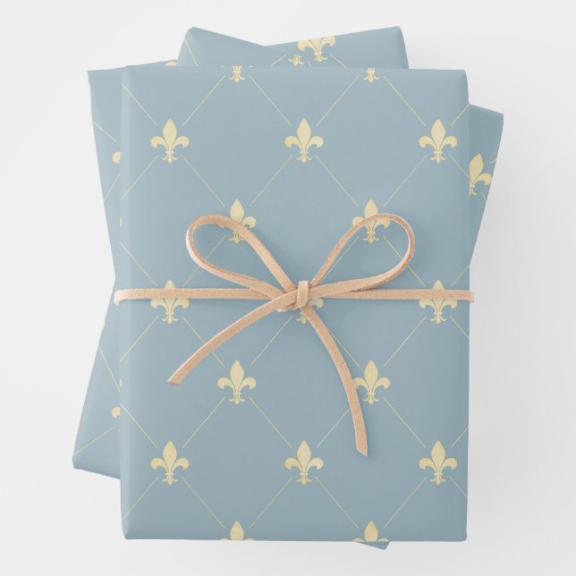 Feuille De Papier Cadeau Fleur-de-Lis d'or sur Dusky Blue (En situation)