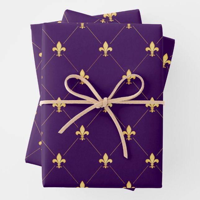 Feuille De Papier Cadeau Fleur-de-Lis Or sur violet foncé (En situation)