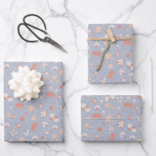 Feuille De Papier Cadeau Fleurs esquissées sur fond bleu clair