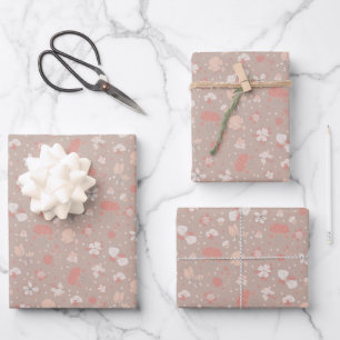 Feuille De Papier Cadeau Fleurs esquissées sur fond brun clair