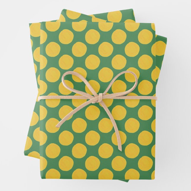 Feuille De Papier Cadeau Green and Gold Polka Dot Gift Wrap (En situation)