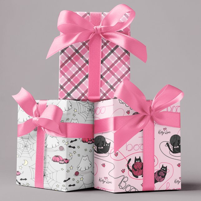 Feuille De Papier Cadeau Halloween rose pour les enfants Boo Kitty Love Kit (Cute Spooky Kittens Playing with Pink Yarn that Spells "Boo", Kitten Ghosts, and Pink & Black Plaid.)