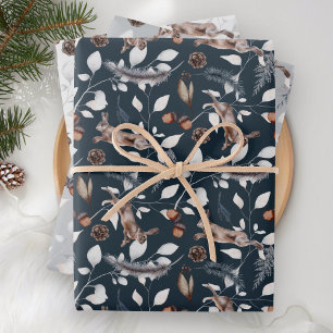 Feuille De Papier Cadeau Hiver rustique de l'aquarelle bondissante du lièvr