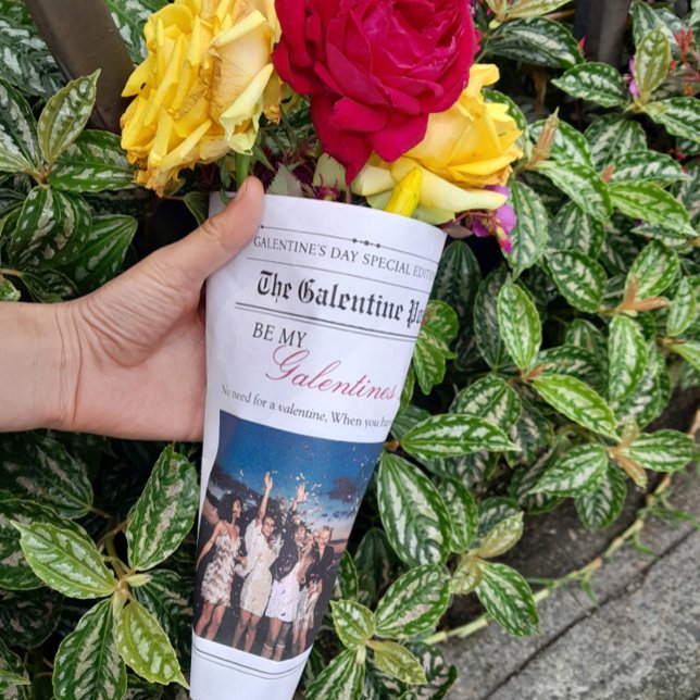 Feuille De Papier Cadeau Journal Galentine Post Fleur Bouquet Lèvres rose (Newspaper Galentine Post Flower Bouquet Pink Lips Wrapping Paper Sheets)