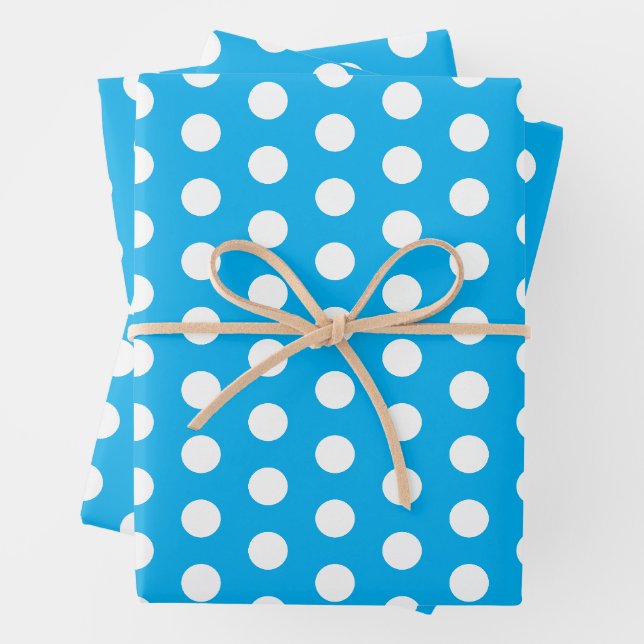 Feuille De Papier Cadeau Light Blue and White Polka Dots  (En situation)