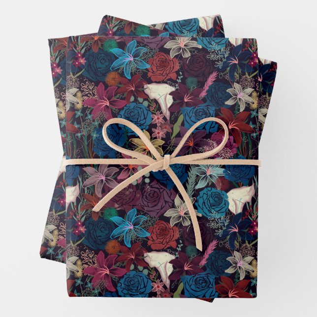 Feuille De Papier Cadeau Modèle floral romantique foncé (En situation)