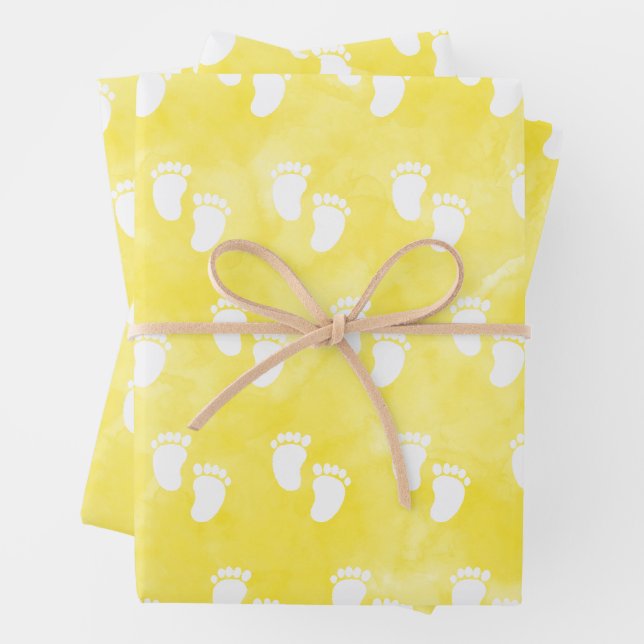 Feuille De Papier Cadeau Motif d'empreinte Baby shower Aquarelle Jaune (En situation)