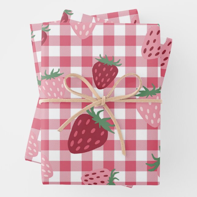 Feuille De Papier Cadeau Motif En vichy fraise (En situation)