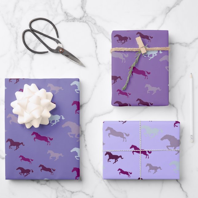 Feuille De Papier Cadeau Nombreux Chevaux Bleus Violets Enveloppant des feu (Recto)