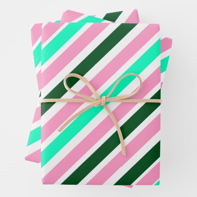 Feuille De Papier Cadeau Pink and Green Christmas Candy Stripes  (En situation)
