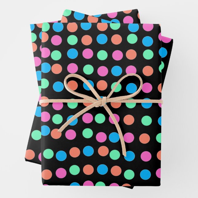 Feuille De Papier Cadeau Points Pastel Printemps sur Noir (En situation)