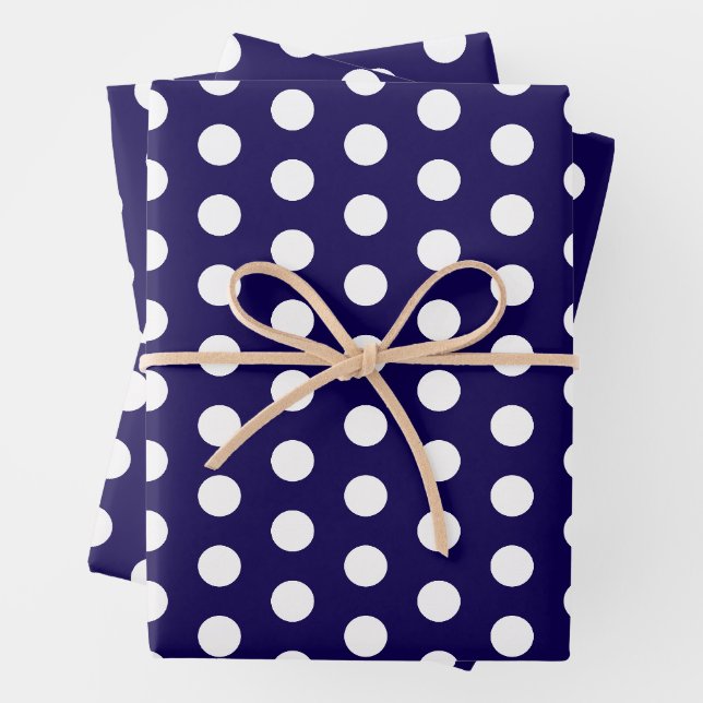 Feuille De Papier Cadeau Pois blancs audacieux sur bleu marine (En situation)