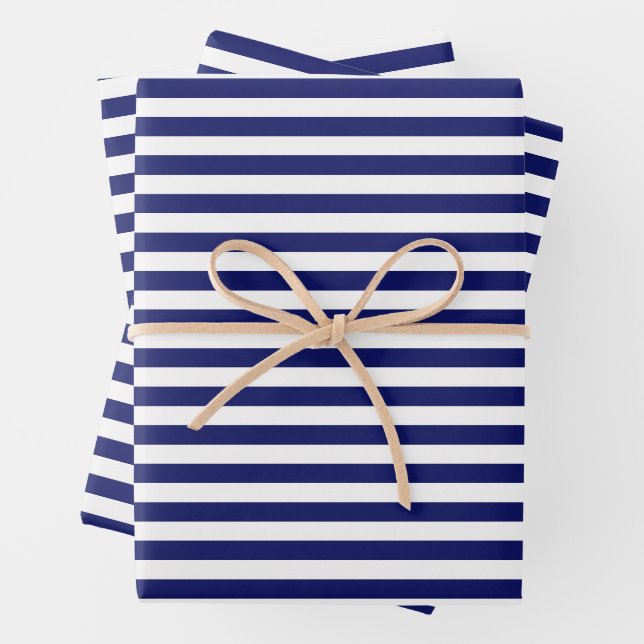 Feuille De Papier Cadeau Rayures de marin bleu (petite échelle) (En situation)