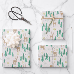 Feuille De Papier Cadeau Reindeer de Noël dans la forêt À feuillage persist