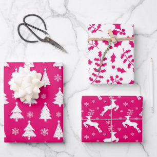 Feuille De Papier Cadeau Rennes rose chaud, sapins de Noël et houx
