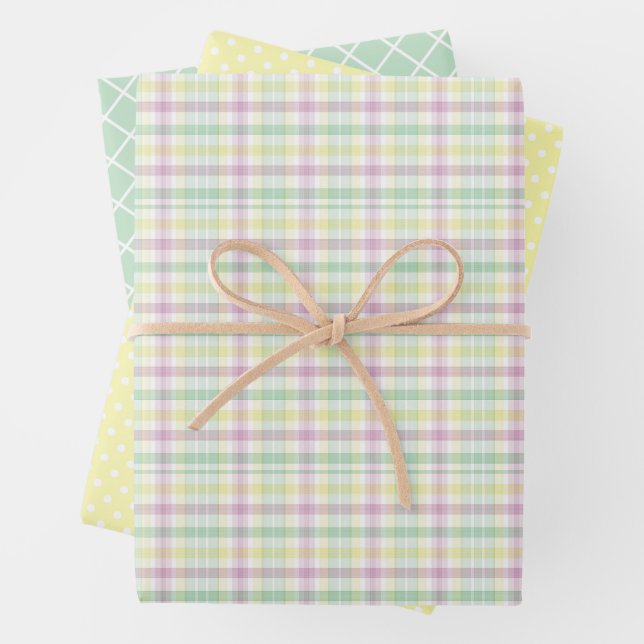 Feuille De Papier Cadeau Roses délavés, vert menthe et rayures, motif Shabb (En situation)