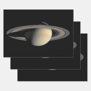 Feuille De Papier Cadeau Saturne éclairée par le soleil, planète géante gaz