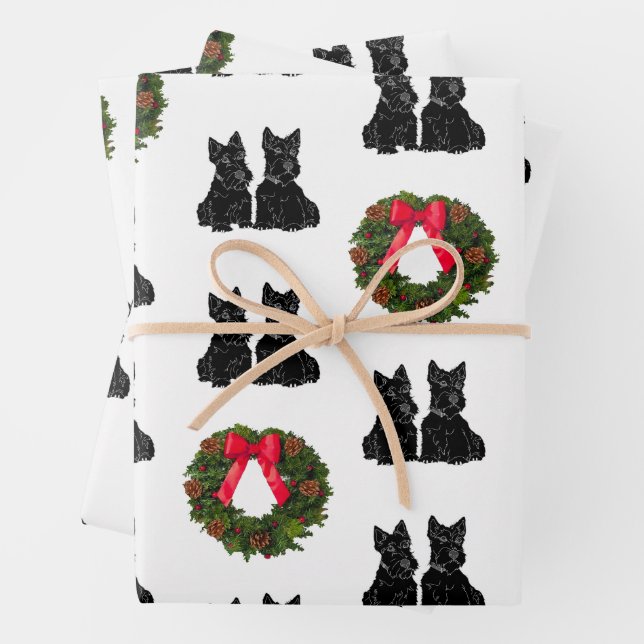 Feuille De Papier Cadeau Terriers écossais avec couronne de Noël (En situation)