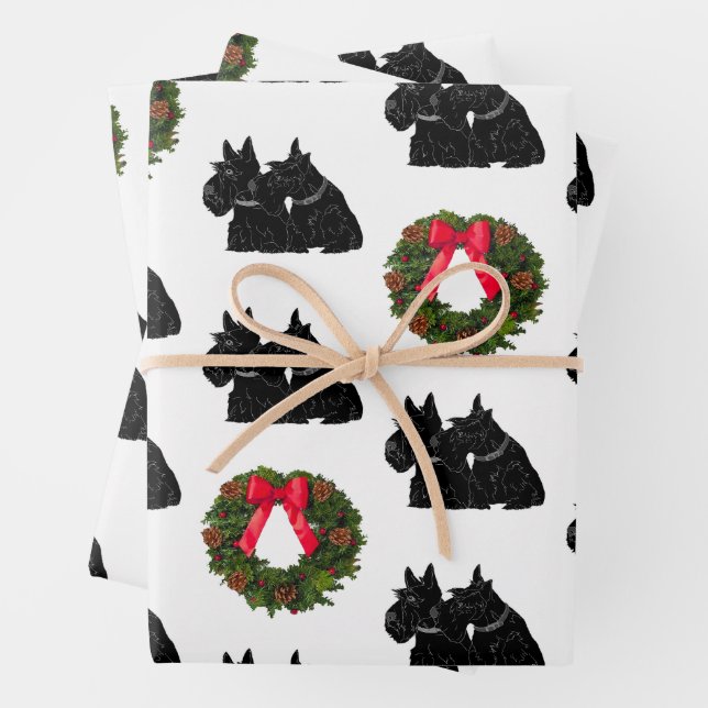 Feuille De Papier Cadeau Terriers écossais avec couronne de Noël (En situation)