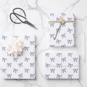 Feuille De Papier Cadeau Un petit bébé bleu en jean bleu coquette noeud