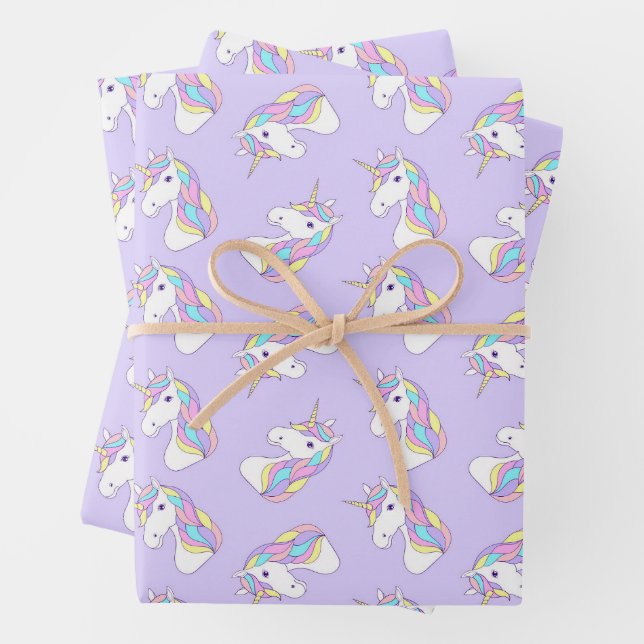 Feuille De Papier Cadeau Unicorne fête d'anniversaire violet (En situation)