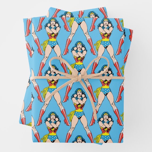 Feuille De Papier Cadeau Wonder Woman Bras Croisés (En situation)