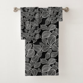 Feuilles blancs sur la serviette noire
