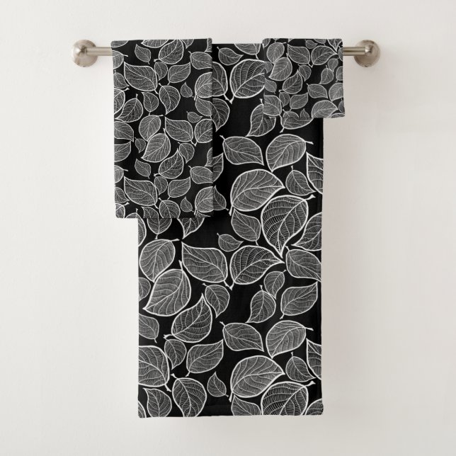 Feuilles blancs sur la serviette noire (En situation)